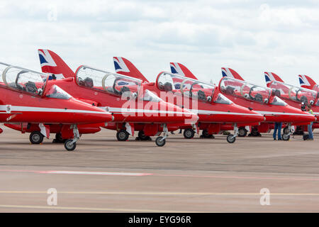 Les flèches rouges en préparation pour un affichage à l'Royal International Air Tattoo à Fairford 2015 RAF Banque D'Images