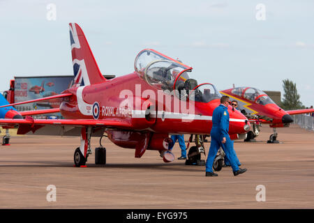 Les flèches rouges en préparation pour un affichage à l'Royal International Air Tattoo à Fairford 2015 RAF Banque D'Images