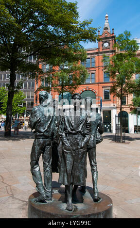 Shoppers par Richard Perry, une sculpture en bronze sur Chapelle Bar à Nottingham, Nottinghamshire England UK Banque D'Images