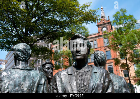 Shoppers par Richard Perry, une sculpture en bronze sur Chapelle Bar à Nottingham, Nottinghamshire England UK Banque D'Images