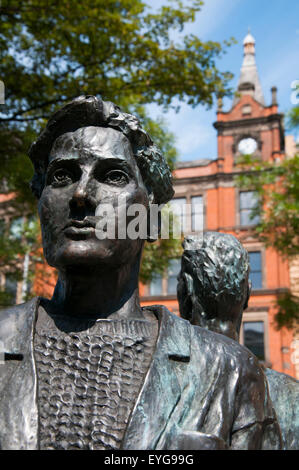 Shoppers par Richard Perry, une sculpture en bronze sur Chapelle Bar à Nottingham, Nottinghamshire England UK Banque D'Images