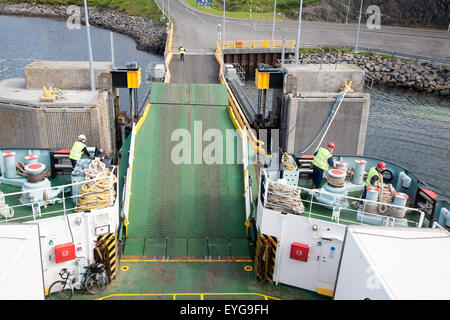 Caledonian MacBrayne navire travailleurs sur ferry Castlebay, Barra, îles Hébrides, Ecosse, Royaume-Uni Banque D'Images