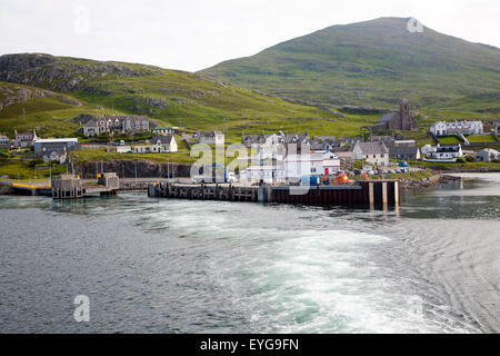 Service du navire dans l'eau ferry Castlebay, Barra, îles Hébrides, Ecosse, Royaume-Uni Banque D'Images