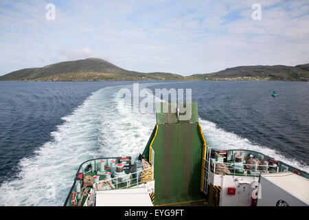 Service du navire dans l'eau ferry Castlebay, Barra, îles Hébrides, Ecosse, Royaume-Uni Banque D'Images