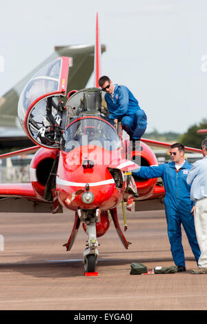 Les flèches rouges en préparation pour un affichage à l'Royal International Air Tattoo à Fairford 2015 RAF Banque D'Images