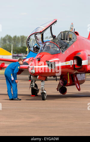 Les flèches rouges en préparation pour un affichage à l'Royal International Air Tattoo à Fairford 2015 RAF Banque D'Images