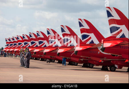 Les flèches rouges en préparation pour un affichage à l'Royal International Air Tattoo à Fairford 2015 RAF Banque D'Images