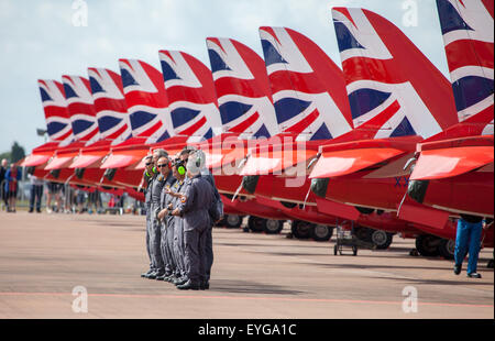 Les flèches rouges en préparation pour un affichage à l'Royal International Air Tattoo à Fairford 2015 RAF Banque D'Images