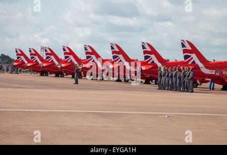 Les flèches rouges en préparation pour un affichage à l'Royal International Air Tattoo à Fairford 2015 RAF Banque D'Images