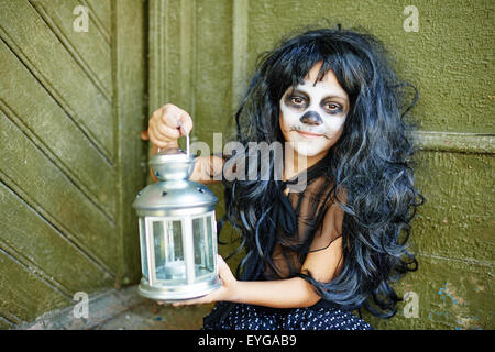 Happy Halloween girl à perruque holding lantern Banque D'Images