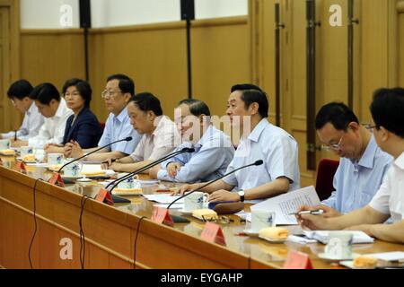 Beijing, Chine. 29 juillet, 2015. Liu Qibao, chef du département de la publicité du Parti communiste chinois (PCC), le Comité central prend la parole au symposium national sur l'opéra traditionnel, à Beijing, Chine, le 29 juillet 2015. © Liu Weibing/Xinhua/Alamy Live News Banque D'Images