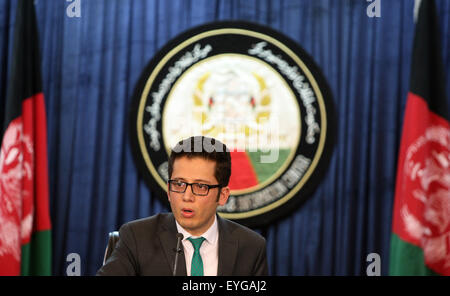 Kaboul, Afghanistan. 29 juillet, 2015. Sayed Zafar Hashemi, un porte-parole adjoint pour le président Afghan Ashraf Ghani, prend la parole lors d'une conférence de presse à Kaboul, Afghanistan, le 29 juillet 2015. Le gouvernement afghan est d'évaluer le rapport sur la mort de Taliban, le mollah Mohammad Omar, chef reclus, Sayed Zafar Hashemi a dit ici mercredi. © Ahmad Massoud/Xinhua/Alamy Live News Banque D'Images