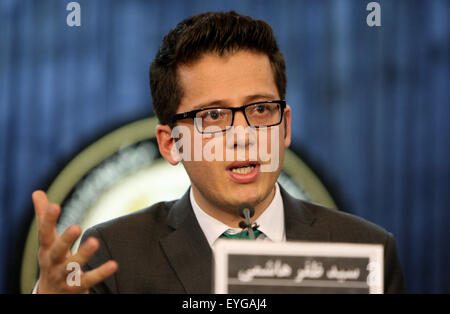 Kaboul, Afghanistan. 29 juillet, 2015. Sayed Zafar Hashemi, un porte-parole adjoint pour le président Afghan Ashraf Ghani, prend la parole lors d'une conférence de presse à Kaboul, Afghanistan, le 29 juillet 2015. Le gouvernement afghan est d'évaluer le rapport sur la mort de Taliban, le mollah Mohammad Omar, chef reclus, Sayed Zafar Hashemi a dit ici mercredi. © Ahmad Massoud/Xinhua/Alamy Live News Banque D'Images