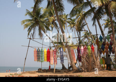 Au célèbre marché aux puces d'Anjuna, tenue le mercredi sur la plage d'Anjuna, plage de Goa State, l'Inde, l'Asie. Banque D'Images