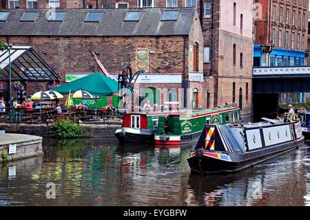 Narrowboats passant un pub le long de la Nottingham Beeston et quai Canal city, Nottingham, Nottinghamshire, Angleterre, Royaume-Uni, Europe. Banque D'Images