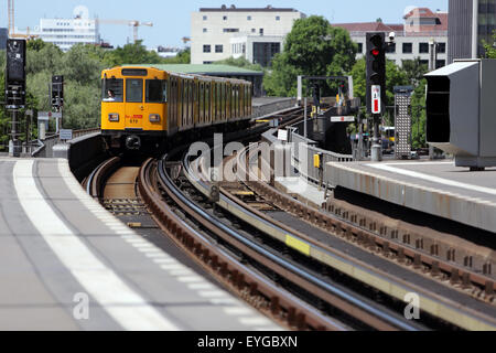 Berlin, Allemagne, le train de la ligne de métro U1 entre deux stations Banque D'Images