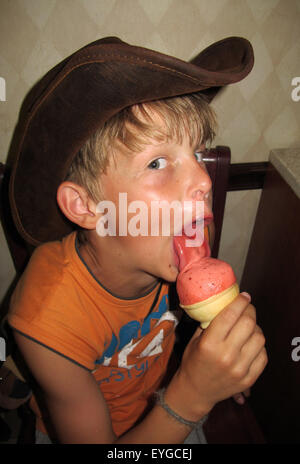 Saint Petersburg, Floride, garçon avec chapeau de cowboy de manger une glace Banque D'Images