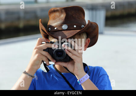 Saint Petersburg, Floride, boy with cowboy hat fait une photo Banque D'Images