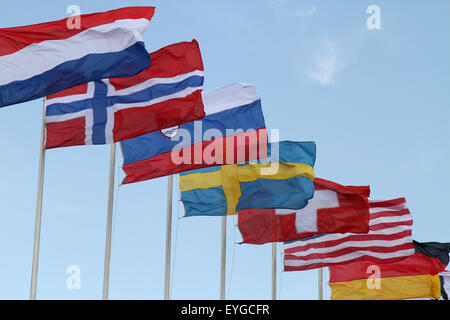 Berlin, Allemagne, les drapeaux nationaux de différents pays dans le vent Banque D'Images