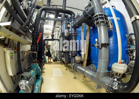 Vue de la chambre des installations sous l'AquaDom, le plus grand aquarium cylindrique autoportant dans le monde situé dans Berlin, Allemagne, 29 juillet 2015. Pour la première fois depuis son ouverture il y a 11 ans la vie mer accordée un aperçu des coulisses des stations de quarantaine et de l'équipement. Photo:JOERG CARSTENSEN/dpa Banque D'Images