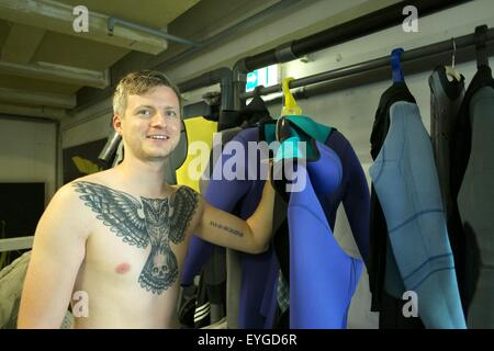 Diver Max se trouve à côté de combinaisons dans le cadre de l'AquaDom, le plus grand aquarium cylindrique autoportant dans le monde situé dans Berlin, Allemagne, 29 juillet 2015. Pour la première fois depuis son ouverture il y a 11 ans la vie mer accordée un aperçu des coulisses des stations de quarantaine et de l'équipement. Photo:JOERG CARSTENSEN/dpa Banque D'Images