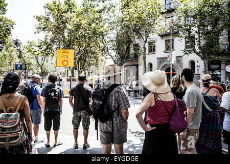 Les gens traverser l'avenue de Barcelone Banque D'Images