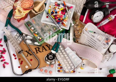 Collecte de matériel médical, de médicaments et de seringues Banque D'Images