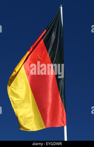 Berlin, Allemagne, le drapeau de l'Allemagne dépend retour sur mât Banque D'Images