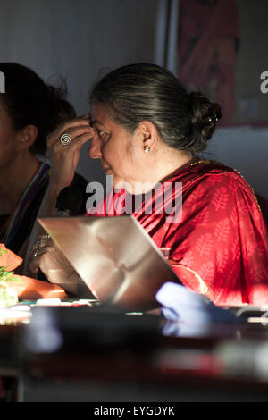 Sardaigne, Italie. 28 juillet, 2015. Vandana Shiva activiste indien au cours d'un discours public organisé par l'ISDE (médecins pour l'environnement Association) sur la souveraineté alimentaire et la durabilité de la Terre à la Nuraghe Losa Centre Culturel, dans l'île italienne de Sardaigne, le mardi 28 juillet, 2015. Credit : Paola Lai/Alamy Live News Banque D'Images