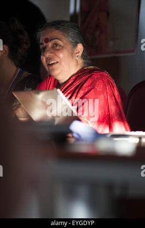 Sardaigne, Italie. 28 juillet, 2015. Vandana Shiva activiste indien au cours d'un discours public organisé par l'ISDE (médecins pour l'environnement Association) sur la souveraineté alimentaire et la durabilité de la Terre à la Nuraghe Losa Centre Culturel, dans l'île italienne de Sardaigne, le mardi 28 juillet, 2015. Credit : Paola Lai/Alamy Live News Banque D'Images