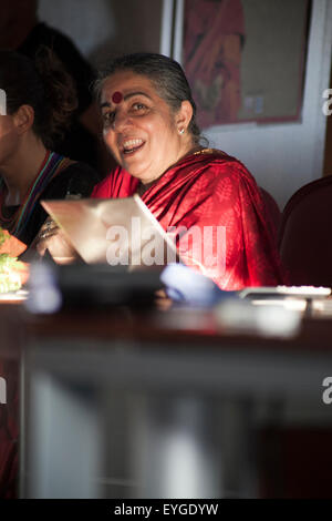 Sardaigne, Italie. 28 juillet, 2015. Vandana Shiva activiste indien au cours d'un discours public organisé par l'ISDE (médecins pour l'environnement Association) sur la souveraineté alimentaire et la durabilité de la Terre à la Nuraghe Losa Centre Culturel, dans l'île italienne de Sardaigne, le mardi 28 juillet, 2015. Credit : Paola Lai/Alamy Live News Banque D'Images