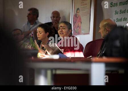 Sardaigne, Italie. 28 juillet, 2015. Vandana Shiva activiste indien au cours d'un discours public organisé par l'ISDE (médecins pour l'environnement Association) sur la souveraineté alimentaire et la durabilité de la Terre à la Nuraghe Losa Centre Culturel, dans l'île italienne de Sardaigne, le mardi 28 juillet, 2015. Credit : Paola Lai/Alamy Live News Banque D'Images