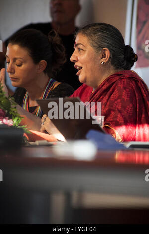 Sardaigne, Italie. 28 juillet, 2015. Vandana Shiva activiste indien au cours d'un discours public organisé par l'ISDE (médecins pour l'environnement Association) sur la souveraineté alimentaire et la durabilité de la Terre à la Nuraghe Losa Centre Culturel, dans l'île italienne de Sardaigne, le mardi 28 juillet, 2015. Credit : Paola Lai/Alamy Live News Banque D'Images