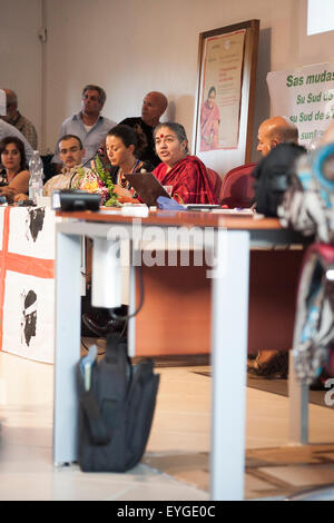 Sardaigne, Italie. 28 juillet, 2015. Vandana Shiva activiste indien au cours d'un discours public organisé par l'ISDE (médecins pour l'environnement Association) sur la souveraineté alimentaire et la durabilité de la Terre à la Nuraghe Losa Centre Culturel, dans l'île italienne de Sardaigne, le mardi 28 juillet, 2015. Credit : Paola Lai/Alamy Live News Banque D'Images