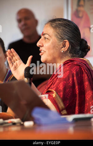 Sardaigne, Italie. 28 juillet, 2015. Vandana Shiva activiste indien au cours d'un discours public organisé par l'ISDE (médecins pour l'environnement Association) sur la souveraineté alimentaire et la durabilité de la Terre à la Nuraghe Losa Centre Culturel, dans l'île italienne de Sardaigne, le mardi 28 juillet, 2015. Credit : Paola Lai/Alamy Live News Banque D'Images