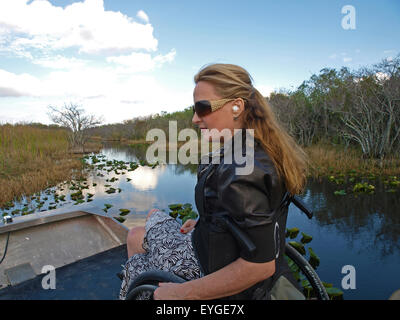 Femme en fauteuil roulant sur l'accessibilité de l'airboat dans les Everglades de Floride Banque D'Images