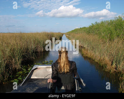 Femme en fauteuil roulant sur l'accessibilité de l'airboat dans les Everglades de Floride Banque D'Images