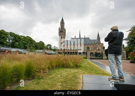 Un homme est vu prendre une photo de la Cour internationale de justice. Banque D'Images