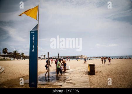 Les hommes prenant une douche dans la plage de la Barceloneta Banque D'Images