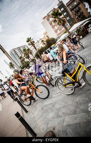 Les vélos à la plage de Barceloneta Banque D'Images