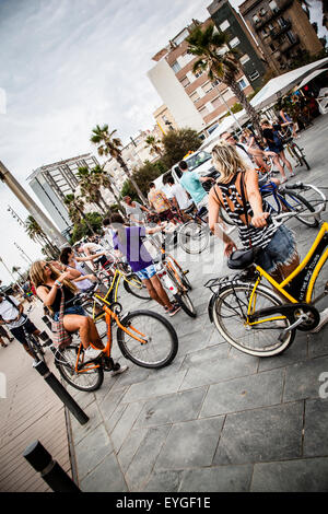 Les vélos à la plage de Barceloneta Banque D'Images