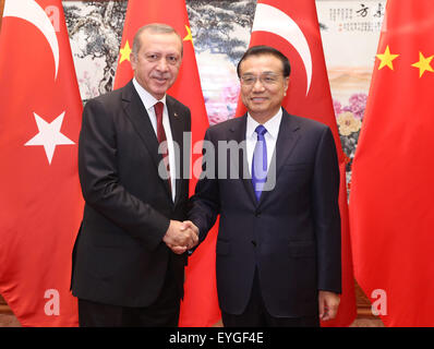 Beijing, Chine. 29 juillet, 2015. Le Premier ministre chinois Li Keqiang, serre la main avec les visites du Président turc, Recep Tayyip Erdogan, à Beijing, Chine, le 29 juillet 2015. © Pang Xinglei/Xinhua/Alamy Live News Banque D'Images