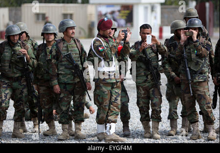 Kaboul, Afghanistan. 29 juillet, 2015. L'armée nationale afghane des forces spéciales commando prendre des photos lors d'une cérémonie à Kaboul, Afghanistan, le 29 juillet 2015. Un total de 138 membres de l'armée nationale afghane des forces spéciales commando a obtenu son diplôme après trois mois de formation à Kaboul le jeudi. Credit : Ahmad Massoud/Xinhua/Alamy Live News Banque D'Images