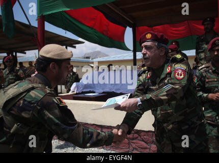 Kaboul, Afghanistan. 29 juillet, 2015. Un soldat de l'armée afghane reçoit son diplôme lors d'une cérémonie à Kaboul, Afghanistan, le 29 juillet 2015. Un total de 138 membres de l'armée nationale afghane des forces spéciales commando a obtenu son diplôme après trois mois de formation à Kaboul le jeudi. Credit : Ahmad Massoud/Xinhua/Alamy Live News Banque D'Images