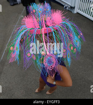 Ascot, Royaume-Uni, quirky woman with hat aux courses Banque D'Images