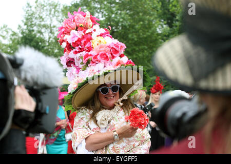 Ascot, Royaume-Uni, quirky woman with hat aux courses Banque D'Images