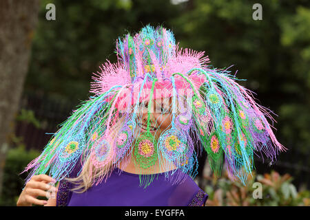 Ascot, Royaume-Uni, quirky woman with hat aux courses Banque D'Images