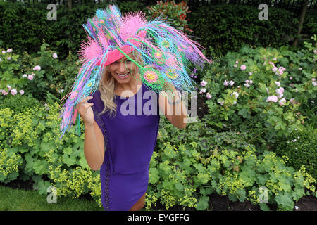 Ascot, Royaume-Uni, quirky woman with hat aux courses Banque D'Images