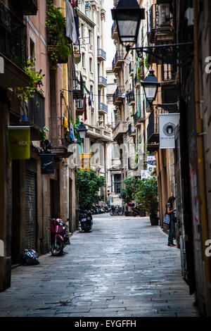 Rue étroite dans El Born, Barcelone, Espagne Banque D'Images