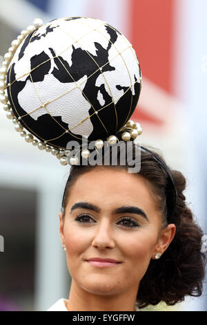 Ascot, Royaume-Uni, quirky woman with hat aux courses Banque D'Images